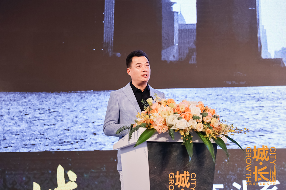 4联合策展人金江波介绍展览.JPG